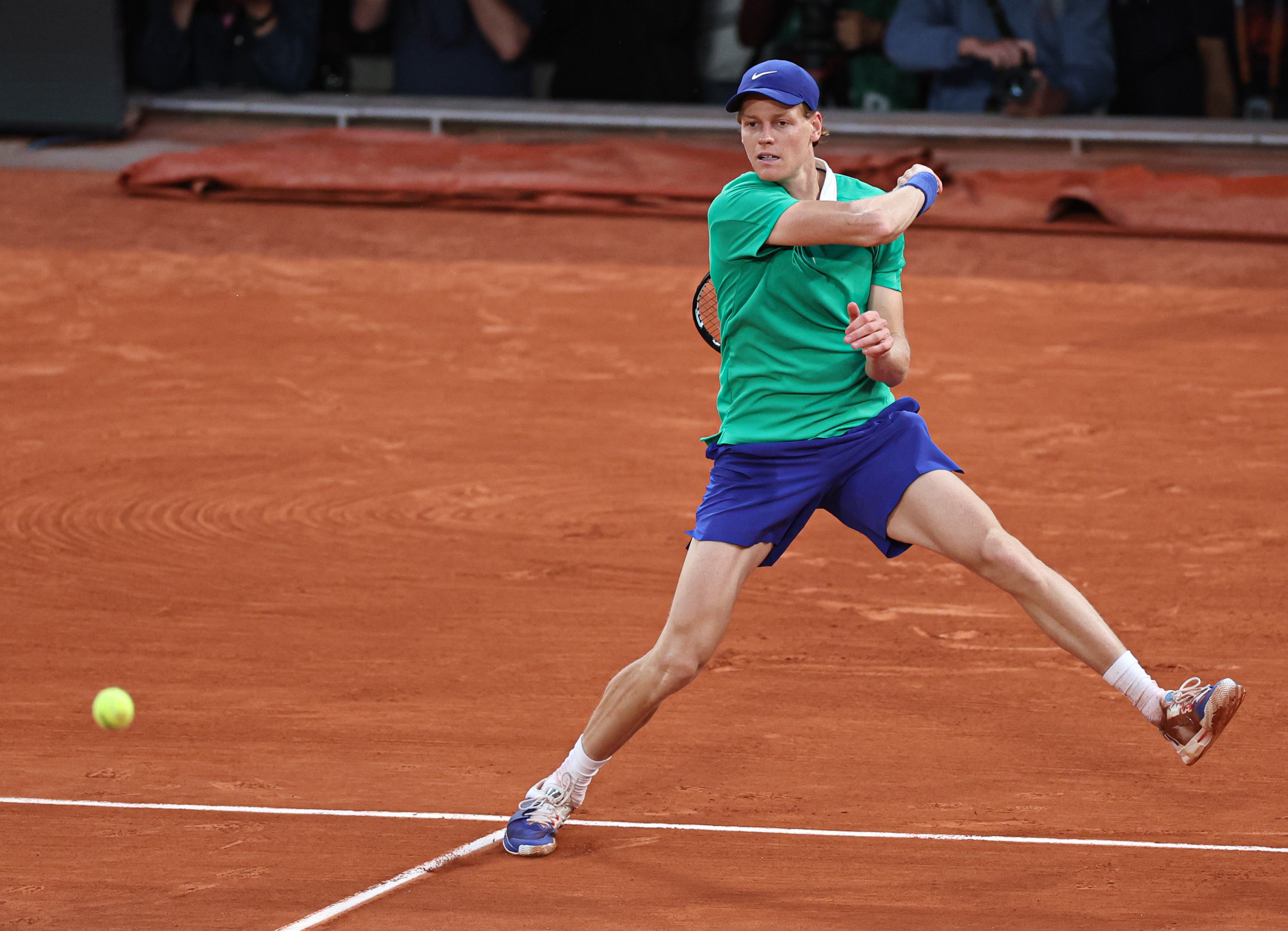 法网翻盘戴维斯杯,辛纳点燃赛场 法网翻盘戴维斯杯,辛纳点燃赛场