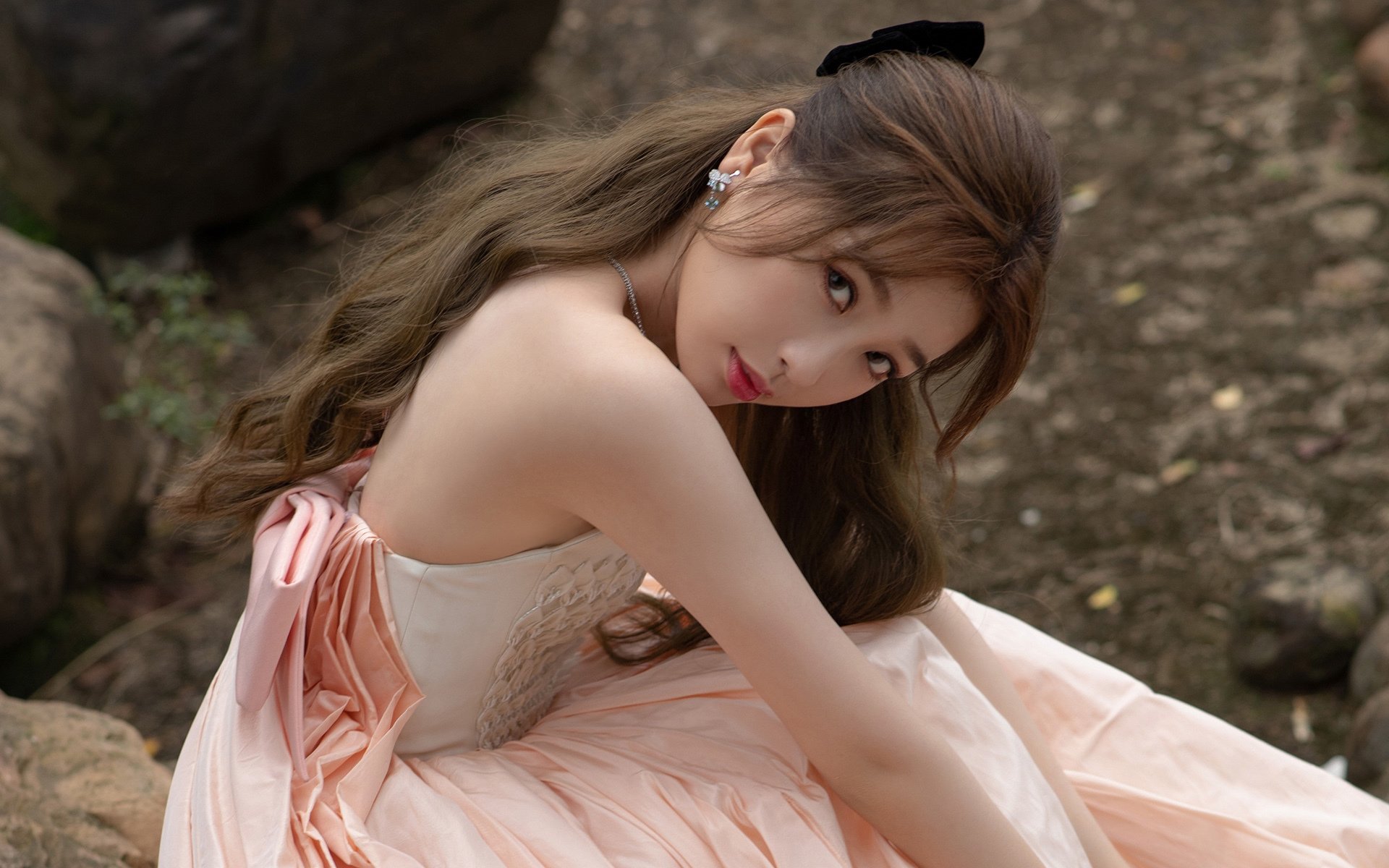 东方韧劲与西方魔法,足球世界的双重奏